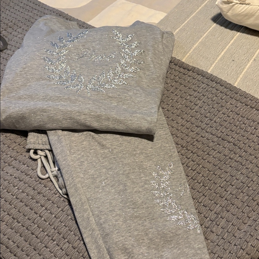 Gray Sweatshirt and Joggers /Bling out  🪽🪽